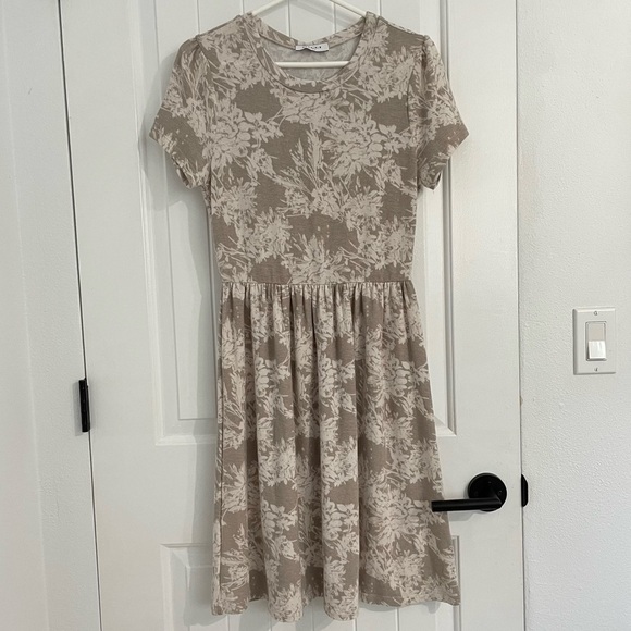 Gilli Gray & White Floral Short Sleeves Dress - Picture 1 of 4